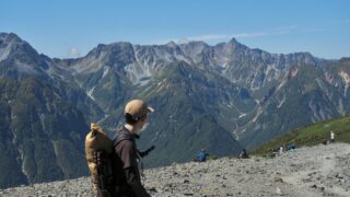 登山でのカメラの持ち運び方法5パターン＆おすすめアイテム10選【2026年版】