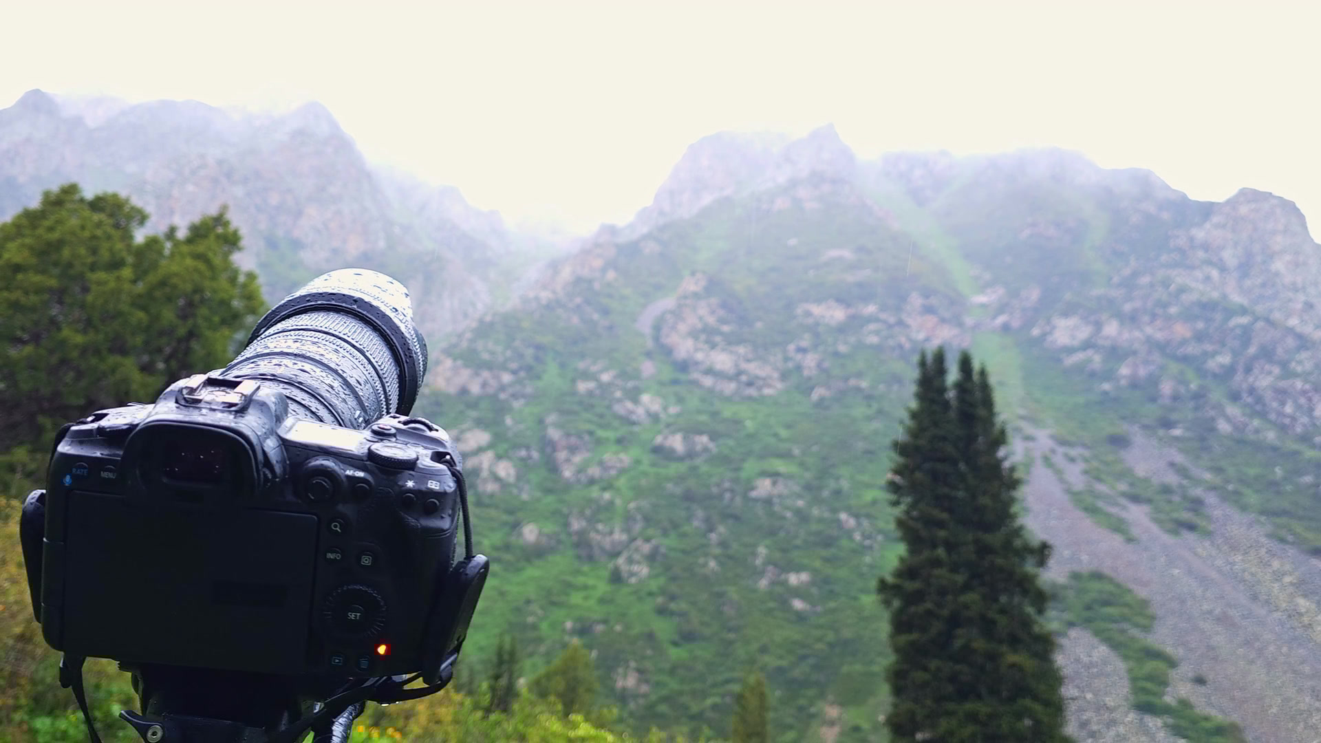 登山でカメラを雨から守る方法|防塵防滴の過信は危険?天候別の対策を徹底解説